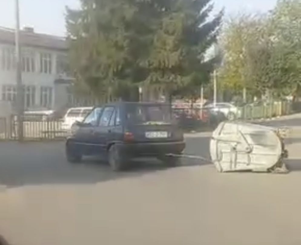 video/ nepromišljen i opasan potez: zakačio veliki kontejner za automobil, i vozio glavnom saobraćajnicom na području općine kalesija