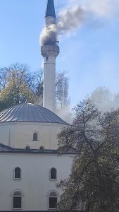 požar u džamiji husejnija, uviđaj u toku .