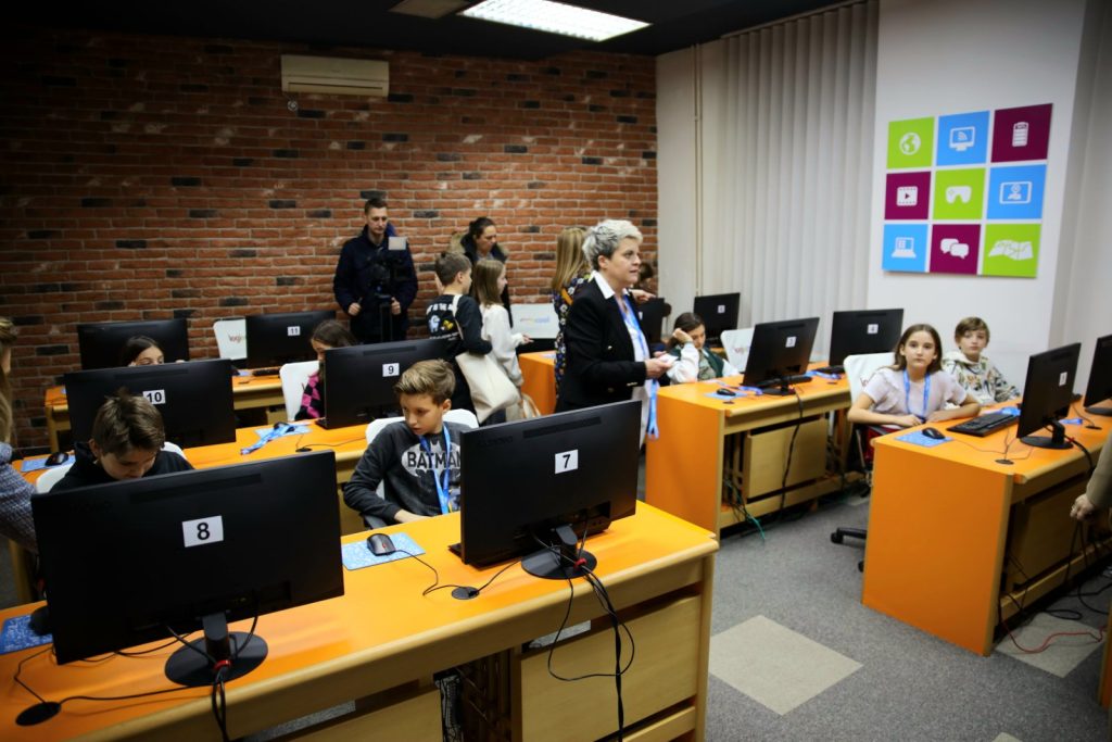 u tuzli otvorena prva logiscool škola u bih (foto)