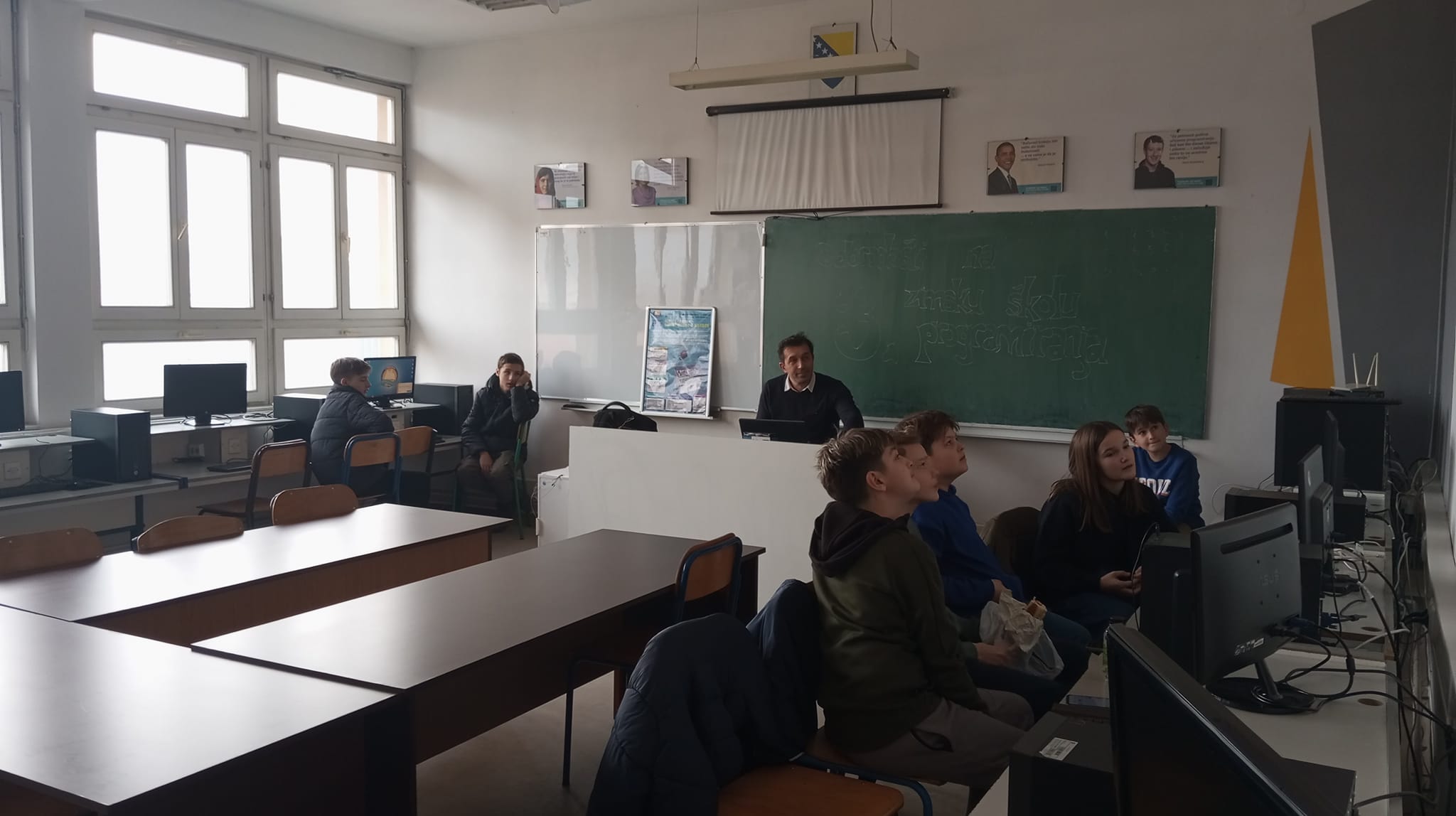 Može biti slika sljedećeg: 7 ljudi i Ljudi uče