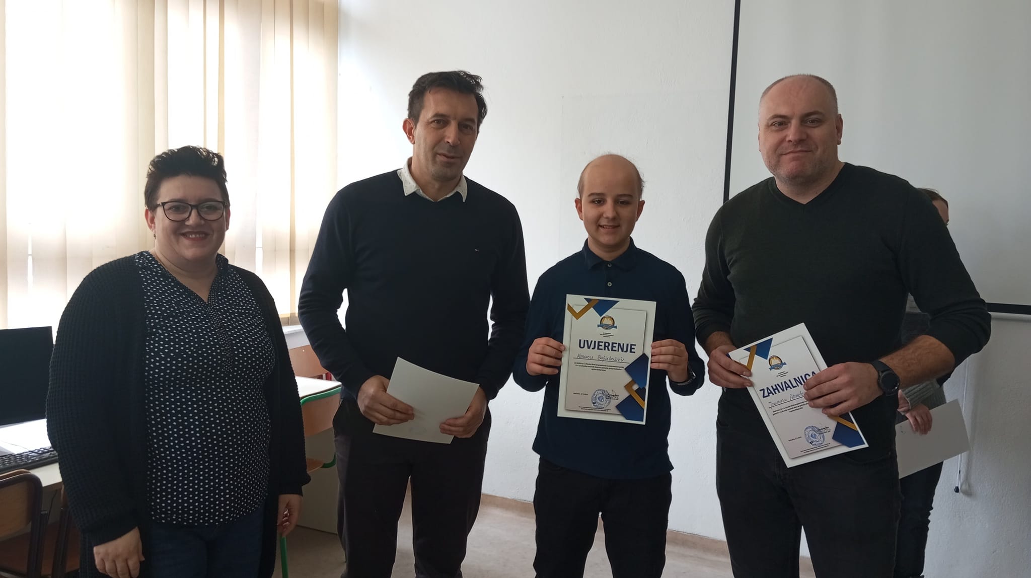 Može biti slika sljedećeg: 4 ljudi, Ljudi uče i tekst