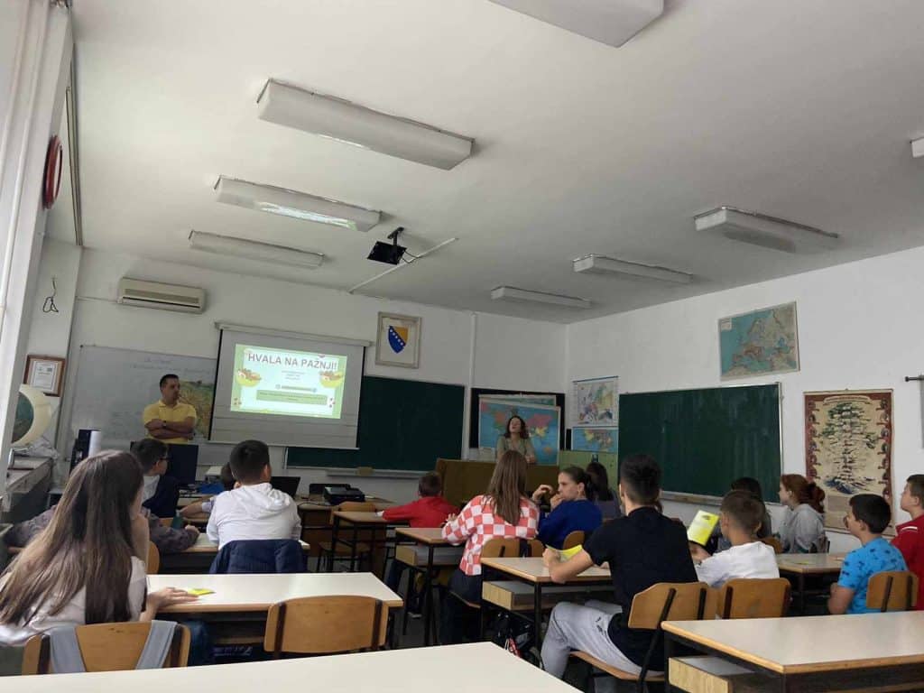 učenici oš ''jala'' pokrenuli inicijativu za bolju ishranu u tuzlanskim osnovnim školama (foto)