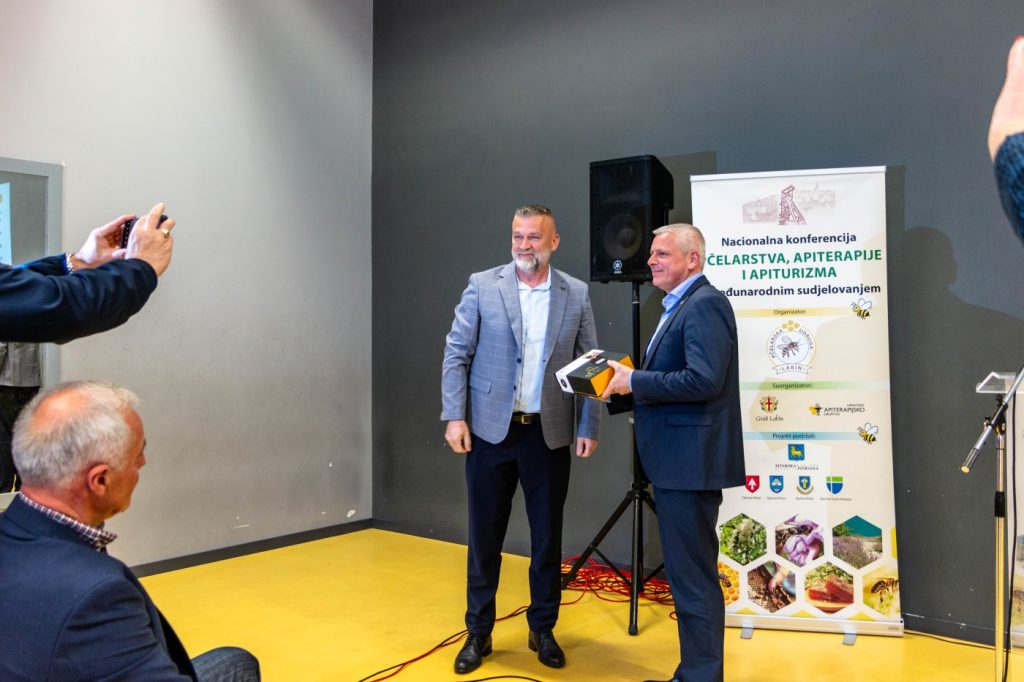 api riznica iz živinica učesnik na 4. nacionalnoj konferenciji pčelarstva, apiterapije i apiturizma sa međunarodnim sudjelovanjem u labinu