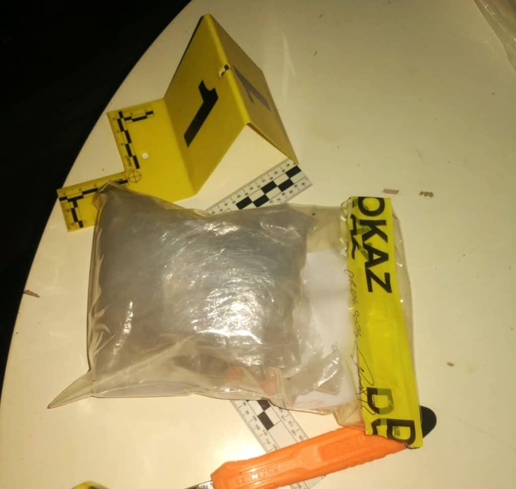 tuzla: prilikom pretresa stana pronađeni opojna droga i novac (foto)