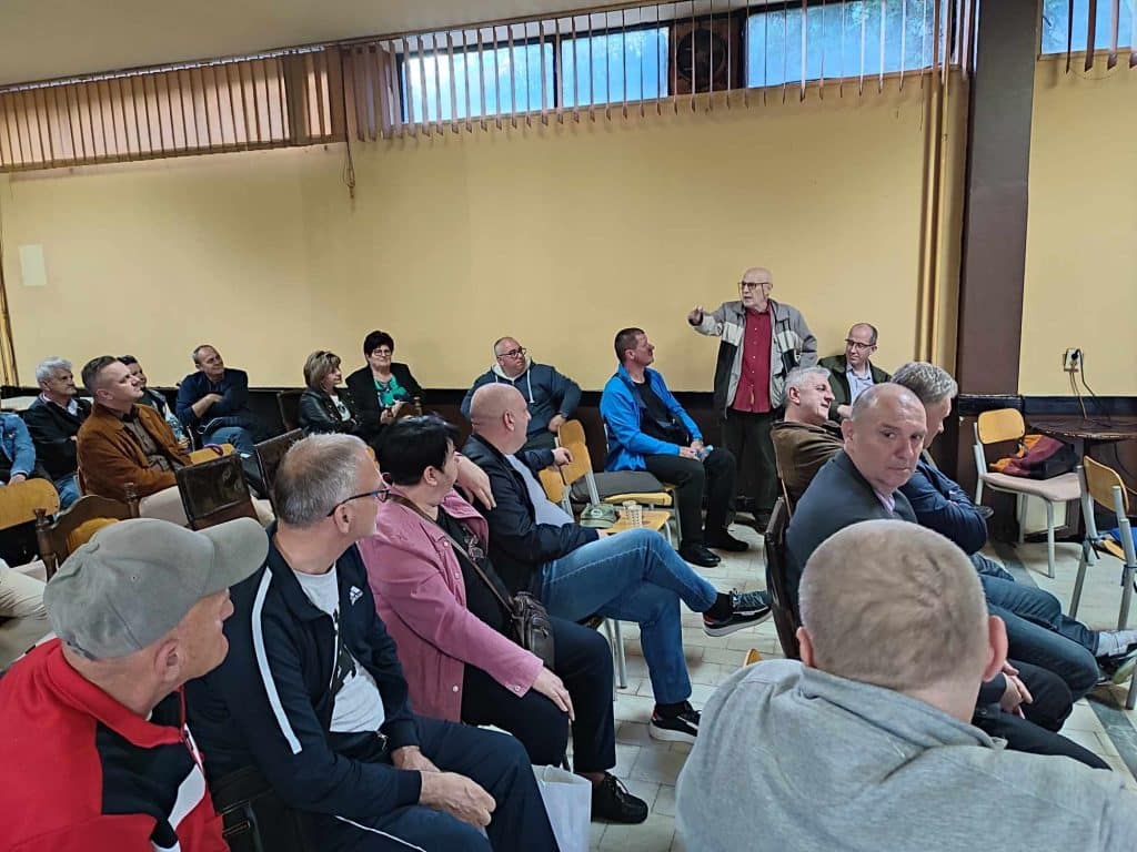 Građani Tuzle nezadovoljni parkingom, traže hitno riješavanje građani tuzle nezadovoljni parkingom, traže hitno riješavanje