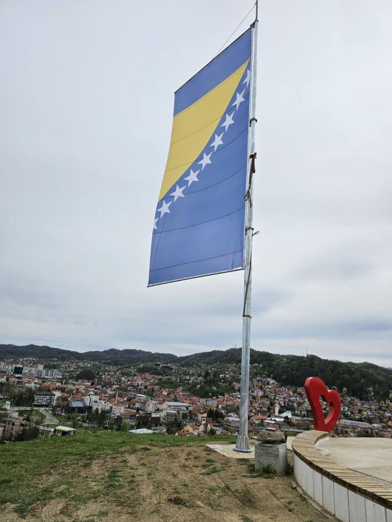 Zastava BiH postavljena na vidikovcu Kicelj u Tuzli zastava bih postavljena na vidikovcu kicelj u tuzli