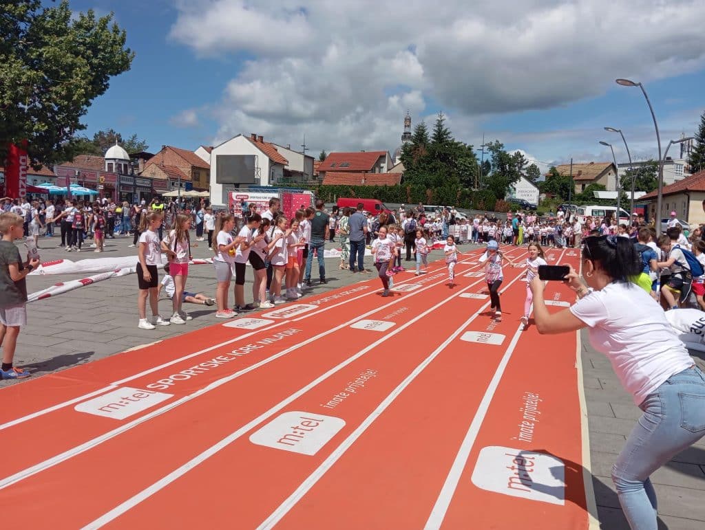 na trgu slobode u tuzli svečano otvorene sportske igre mladih (foto)