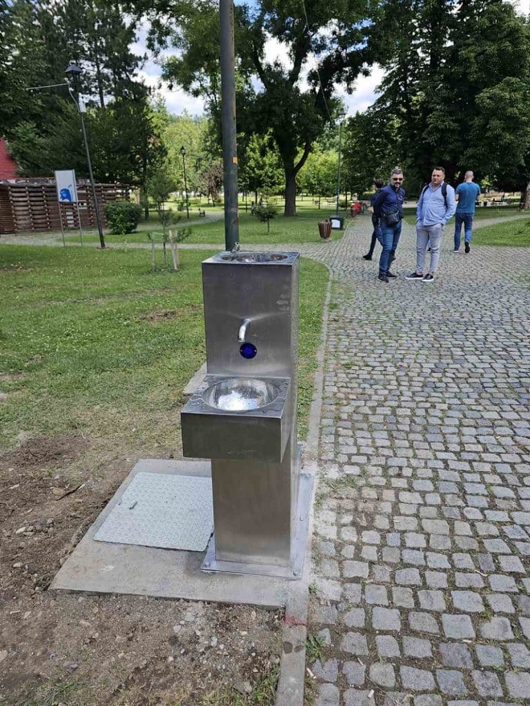postavljena javna česma u centralnom gradskom parku tuzla (foto)