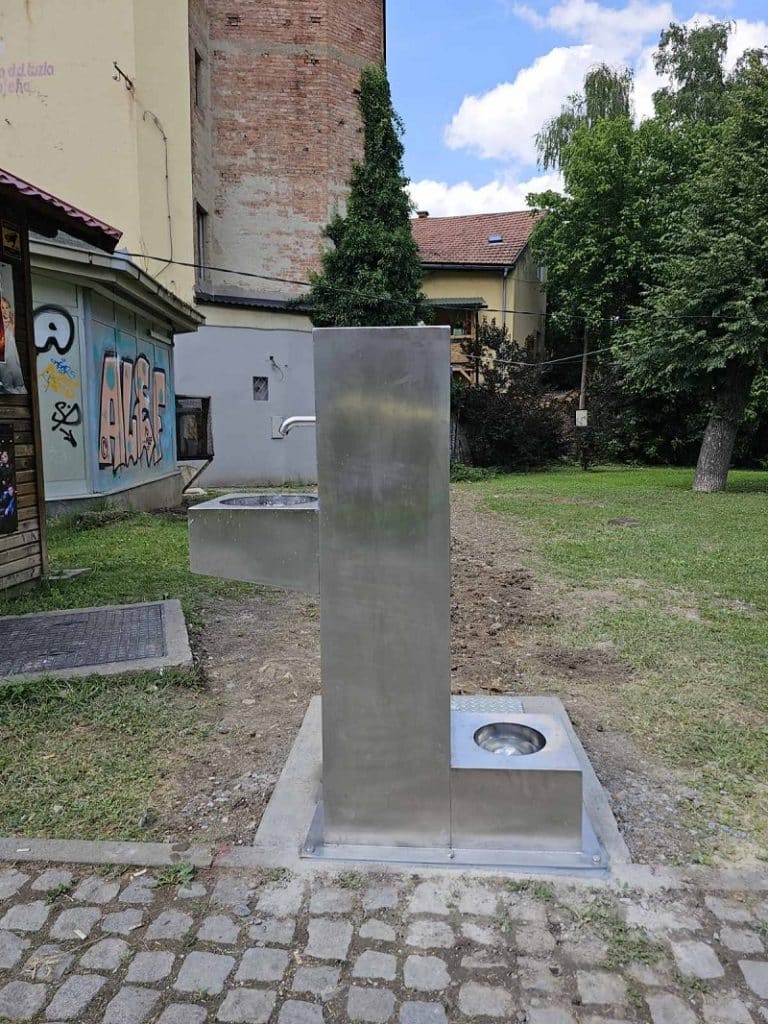 postavljena javna česma u centralnom gradskom parku tuzla (foto)