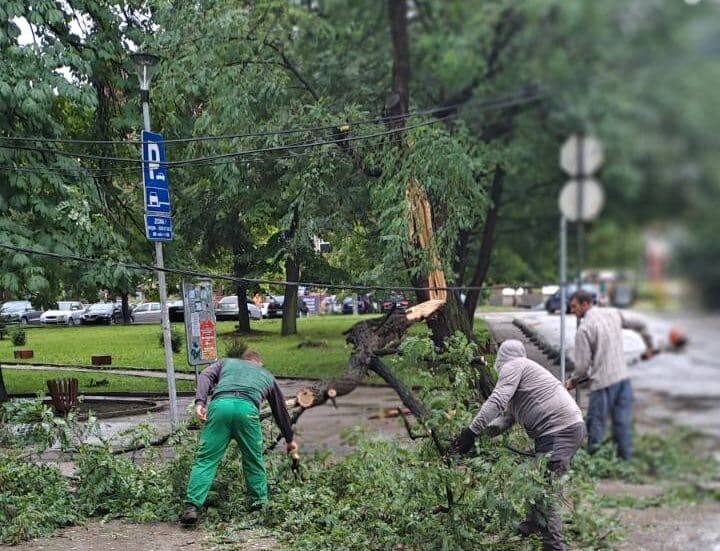 Tuzla: Brza reakcija Službe za komunalne poslove nakon nevremena (FOTO) tuzla: brza reakcija službe za komunalne poslove nakon nevremena (foto)