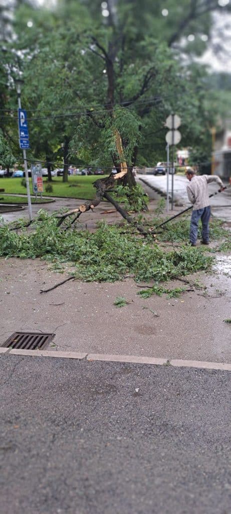 Tuzla: Brza reakcija Službe za komunalne poslove nakon nevremena (FOTO) tuzla: brza reakcija službe za komunalne poslove nakon nevremena (foto)