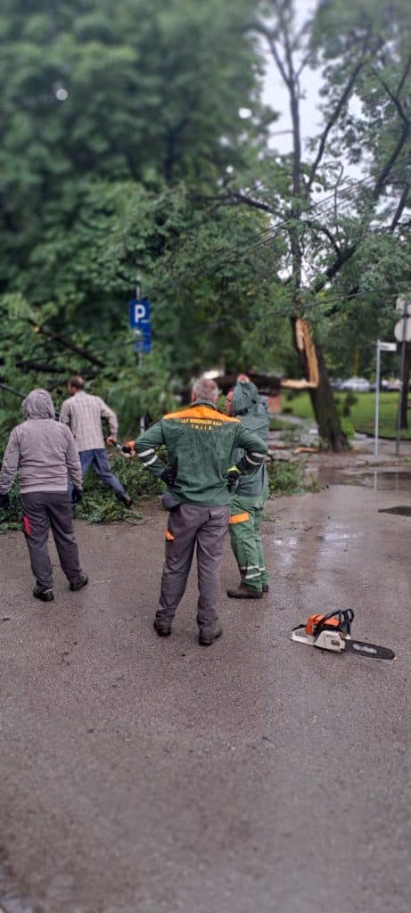 Tuzla: Brza reakcija Službe za komunalne poslove nakon nevremena (FOTO) tuzla: brza reakcija službe za komunalne poslove nakon nevremena (foto)