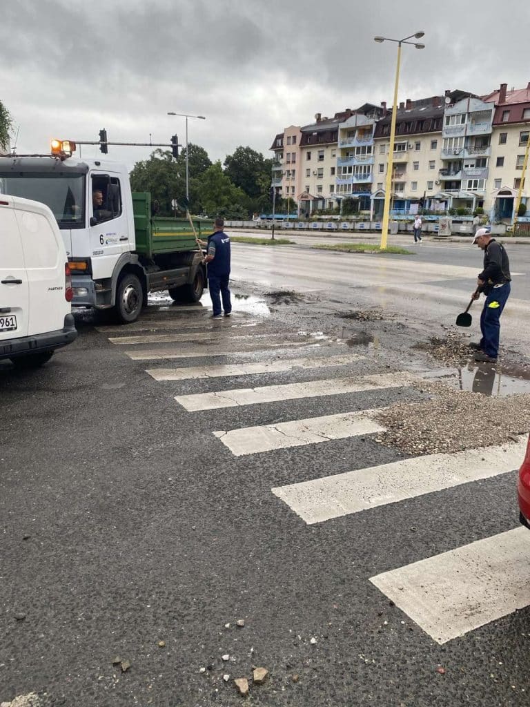 Tuzla: Brza reakcija Službe za komunalne poslove nakon nevremena (FOTO) tuzla: brza reakcija službe za komunalne poslove nakon nevremena (foto)