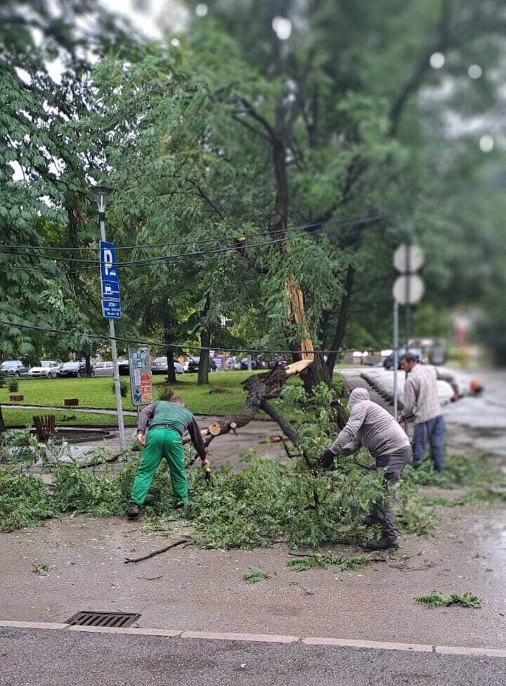 Tuzla: Brza reakcija Službe za komunalne poslove nakon nevremena (FOTO) tuzla: brza reakcija službe za komunalne poslove nakon nevremena (foto)