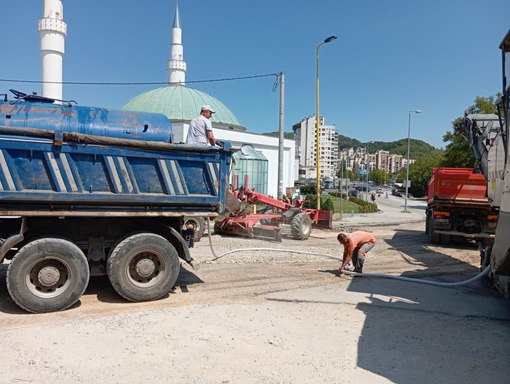 (foto) u mz ši selo radovi na asfaltiranju u završnoj fazi, uskoro postavljanje kružnog toka