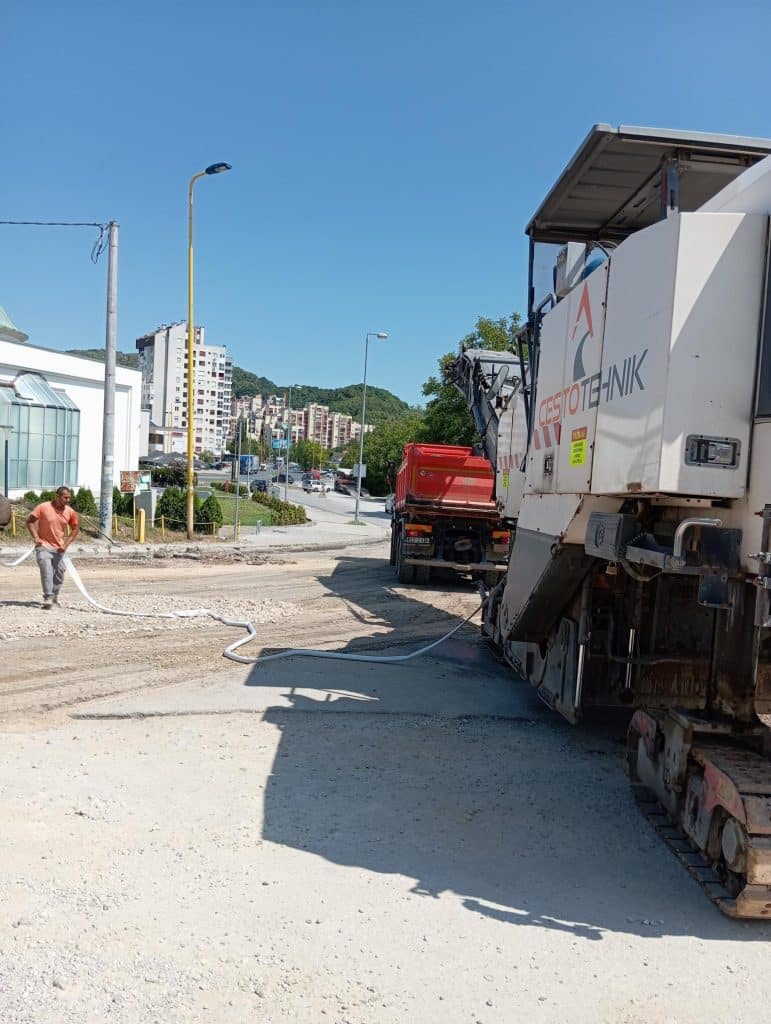 (foto) u mz ši selo radovi na asfaltiranju u završnoj fazi, uskoro postavljanje kružnog toka