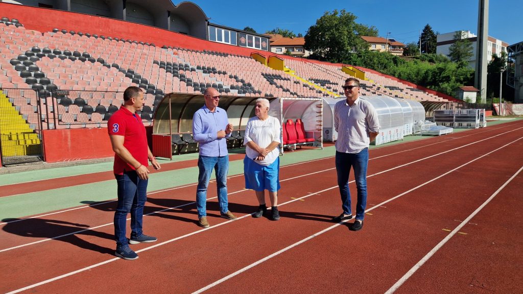 nabavljene nove najmodernije klupe za rezervne igrače za ju “gradski stadion tušanj” tuzla