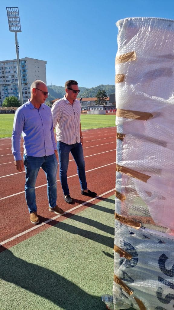 nabavljene nove najmodernije klupe za rezervne igrače za ju “gradski stadion tušanj” tuzla