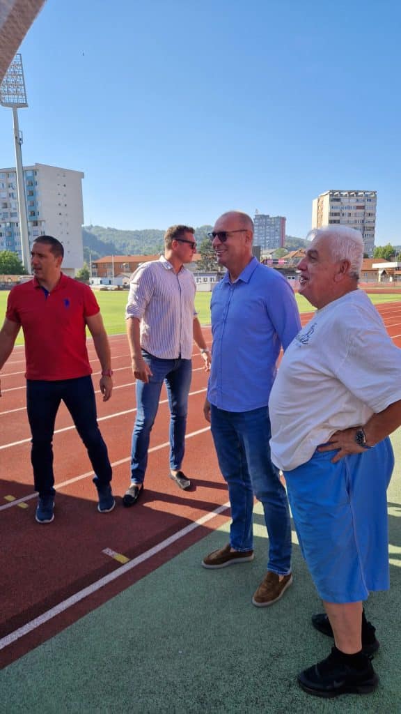 nabavljene nove najmodernije klupe za rezervne igrače za ju “gradski stadion tušanj” tuzla