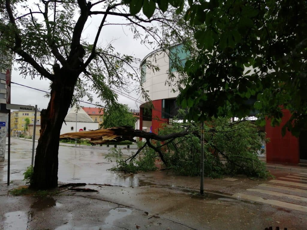 Tuzla: Brza reakcija Službe za komunalne poslove nakon nevremena (FOTO) tuzla: brza reakcija službe za komunalne poslove nakon nevremena (foto)