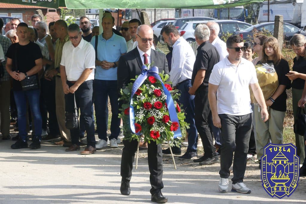 Obilježena 34. godišnjica rudarske nesreće u jami “Dobrnja-Jug” u Tuzli (FOTO) obilježena 34. godišnjica rudarske nesreće u jami “dobrnja-jug” u tuzli (foto)