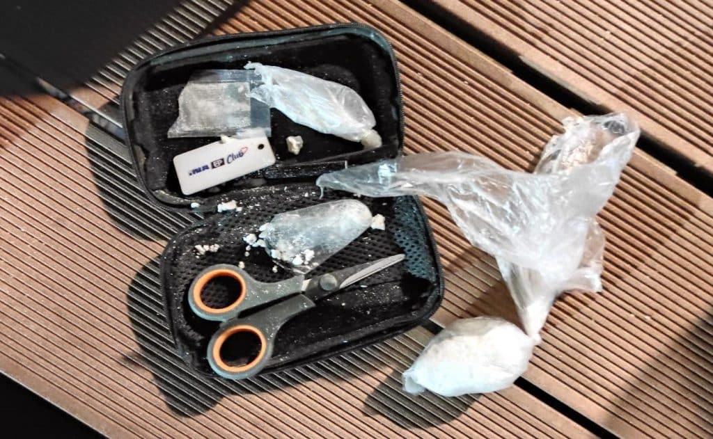 U Dobošnici pronađena veća količina opojnih droga, jednom licu oduzeta sloboda (FOTO) u dobošnici pronađena veća količina opojnih droga, jednom licu oduzeta sloboda (foto)