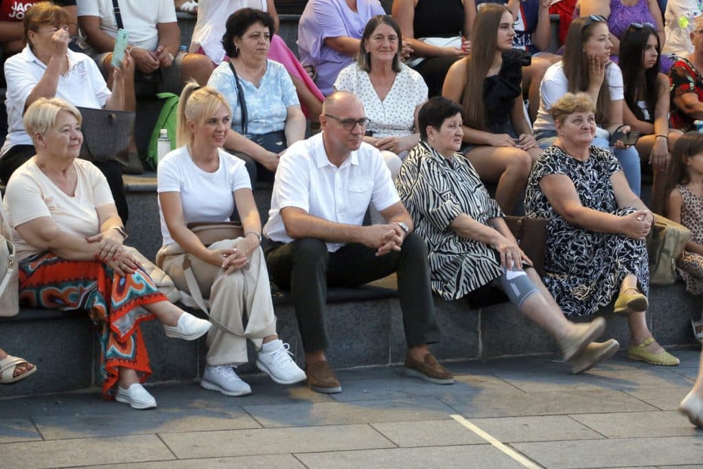 Gradonačelnik Lugavić prisustvovao koncertu folklornog ansambla “Panonija” na Trgu slobode gradonačelnik lugavić prisustvovao koncertu folklornog ansambla “panonija” na trgu slobode