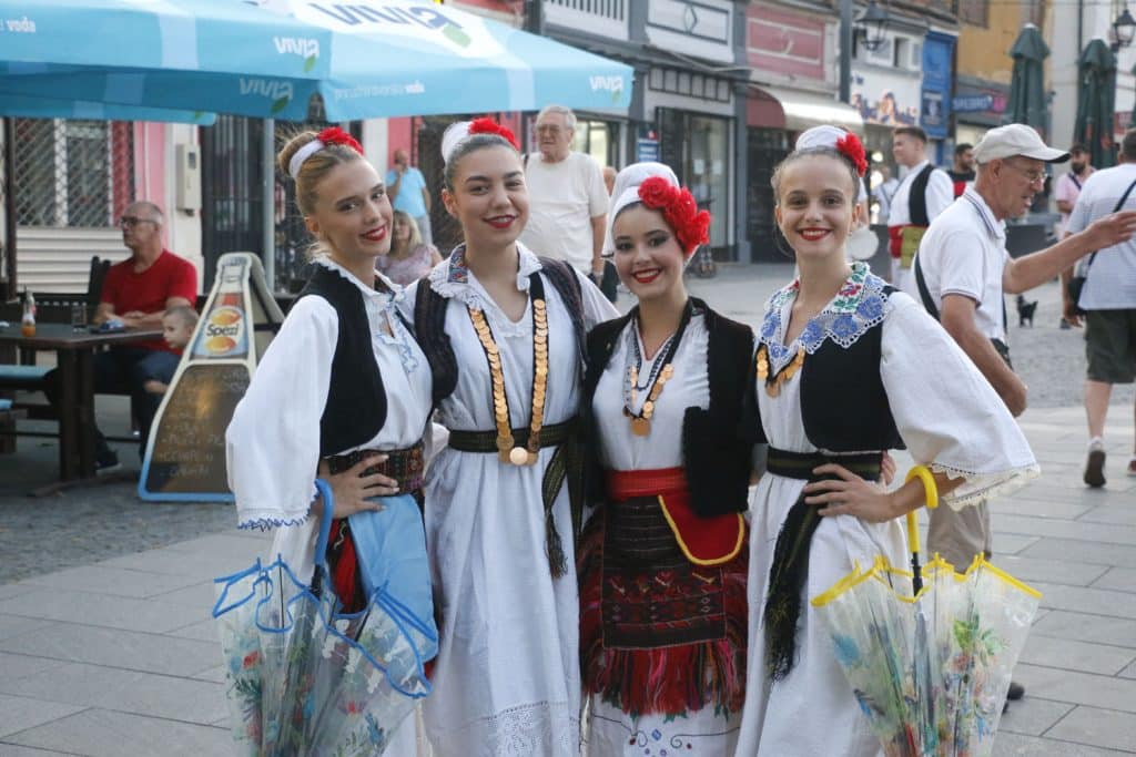 Gradonačelnik Lugavić prisustvovao koncertu folklornog ansambla “Panonija” na Trgu slobode gradonačelnik lugavić prisustvovao koncertu folklornog ansambla “panonija” na trgu slobode