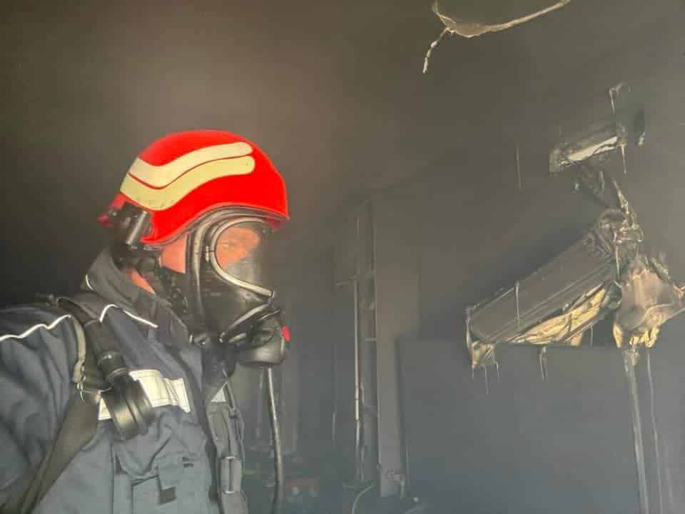 nakon požara u zgradi u tuzli ostalo je zgarište, vatrogasci iznemogli poslije gašenja vatre (foto)
