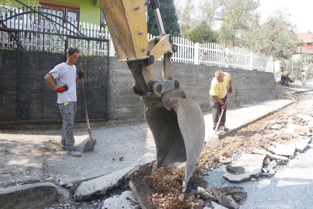 tuzla: u toku asfaltiranje dijela puta u mz dobrnja