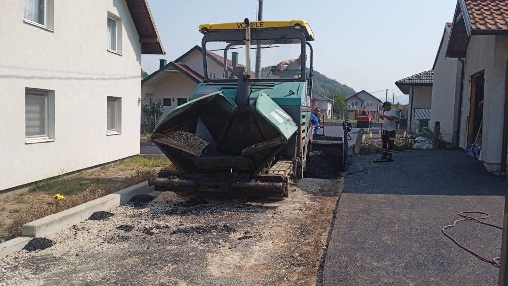 završeno asfaltiranje puta u dijelu ulice slavinovićkog odreda 1992. u tuzli