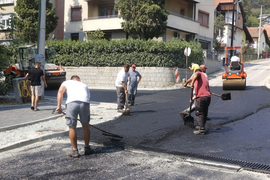 Tuzla: U toku postavljanje drugog sloja asfalta u ulici Batva tuzla: u toku postavljanje drugog sloja asfalta u ulici batva