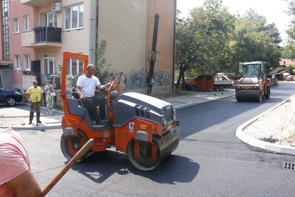 Tuzla: U toku postavljanje drugog sloja asfalta u ulici Batva tuzla: u toku postavljanje drugog sloja asfalta u ulici batva
