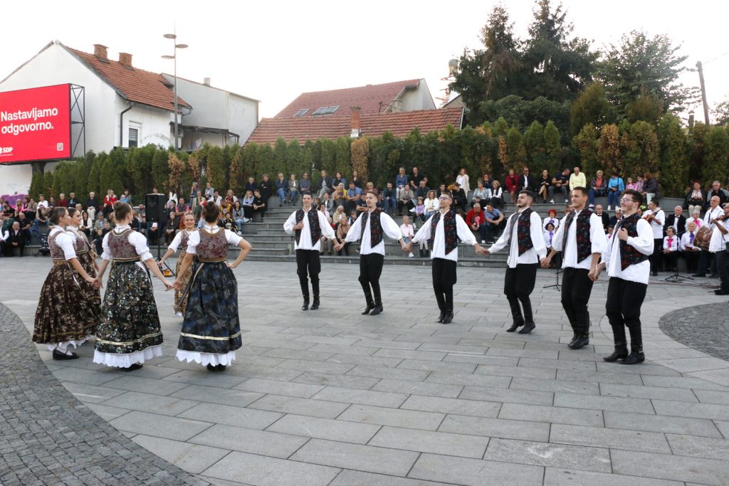 Na Trgu slobode održan koncert UKUD “Zvonko Cerić” – gradonačelniku Lugaviću uručena zahvalnica za podršku na trgu slobode održan koncert ukud “zvonko cerić” – gradonačelniku lugaviću uručena zahvalnica za podršku