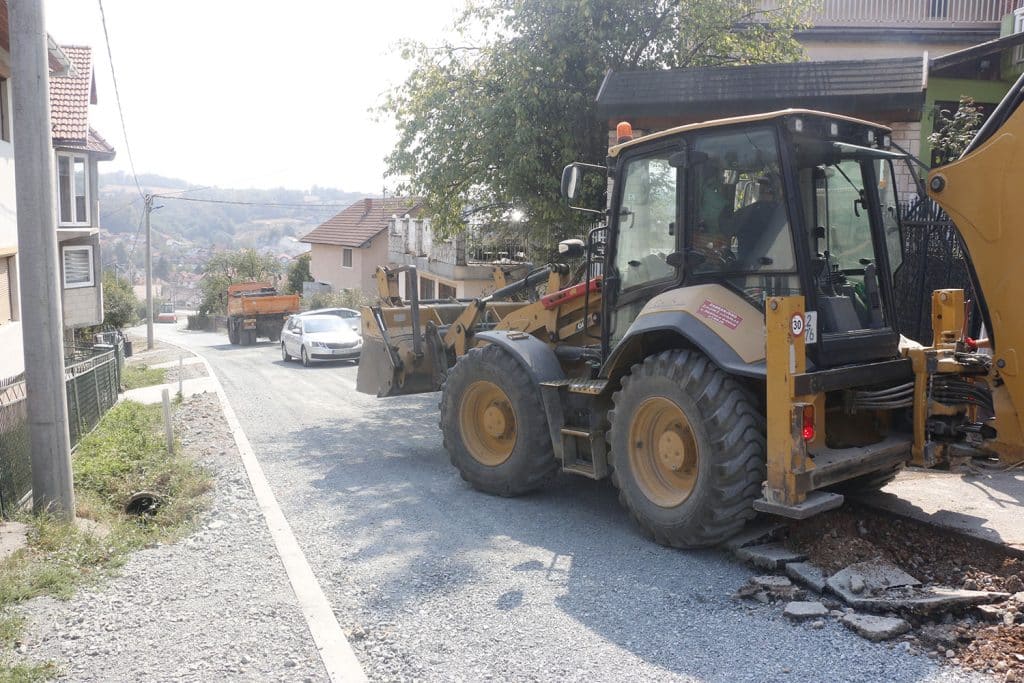 tuzla: u toku asfaltiranje dijela puta u mz dobrnja