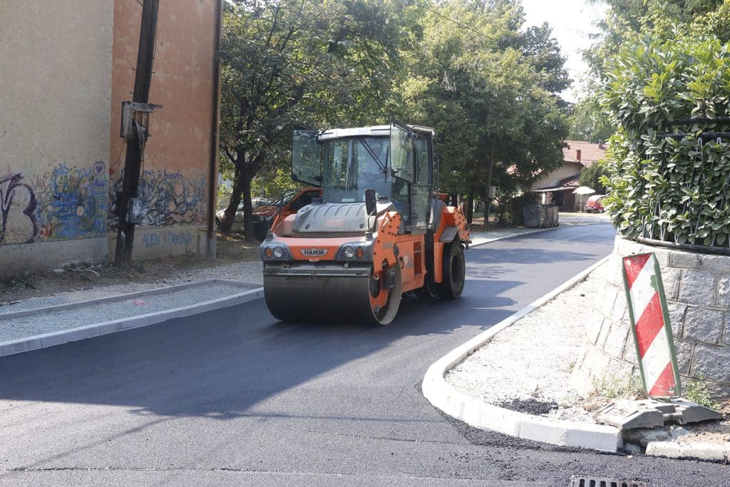 Tuzla: U toku postavljanje drugog sloja asfalta u ulici Batva tuzla: u toku postavljanje drugog sloja asfalta u ulici batva