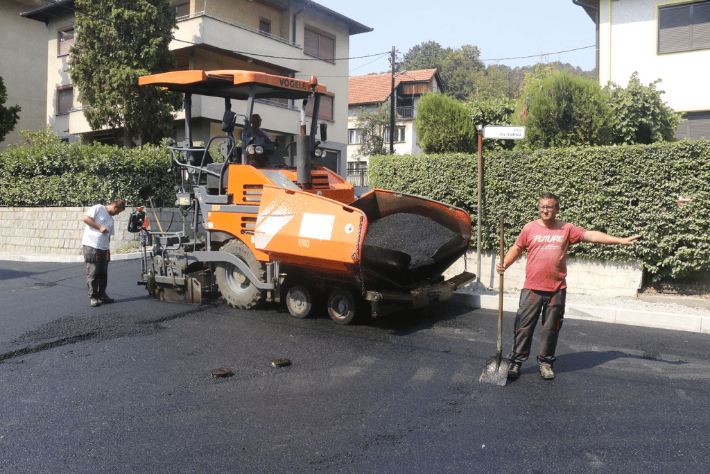 Tuzla: U toku postavljanje drugog sloja asfalta u ulici Batva tuzla: u toku postavljanje drugog sloja asfalta u ulici batva