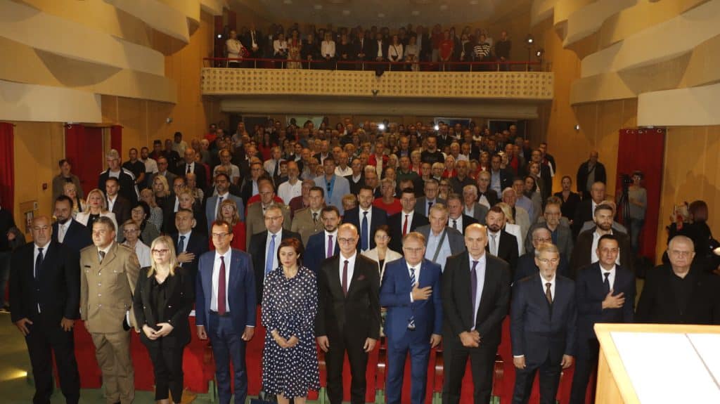 tuzla svečano obilježila 2. oktobar – dan oslobođenja, uz prisustvo brojnih zvaničnika i građana