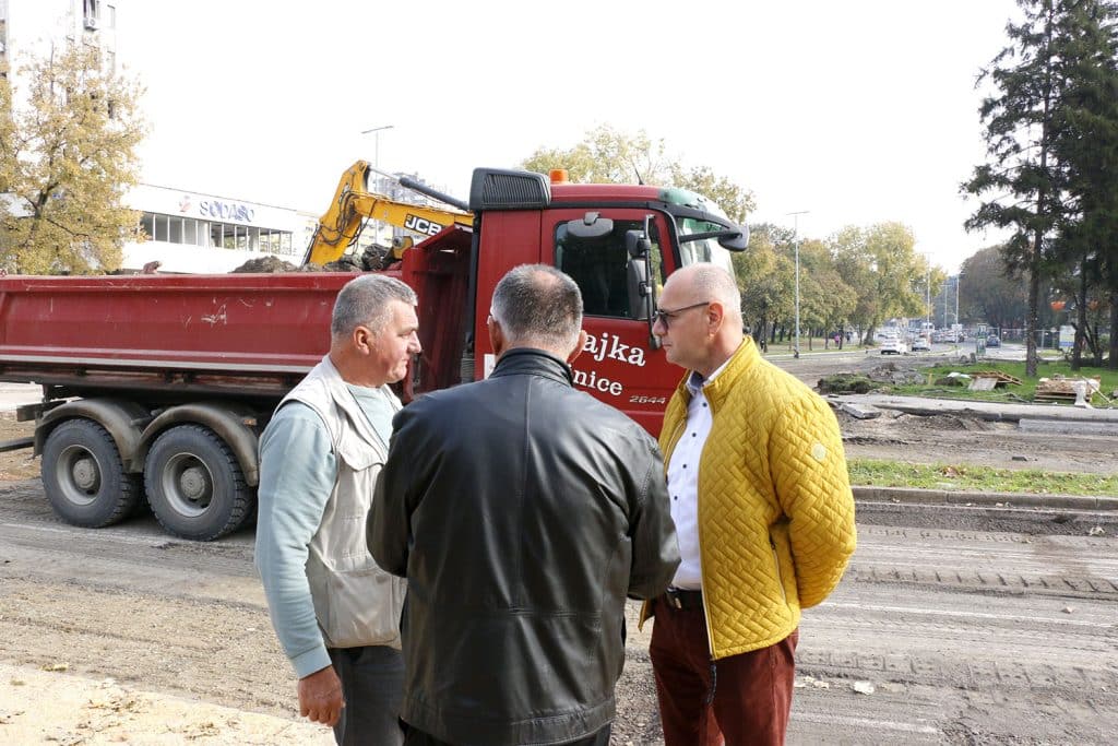 U toku radovi na izgradnji kružnog toka na Slatini, gradonačelnik Lugavić obišao lokaciju u toku radovi na izgradnji kružnog toka na slatini, gradonačelnik lugavić obišao lokaciju