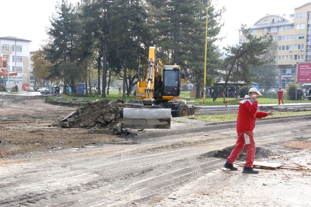 U toku radovi na izgradnji kružnog toka na Slatini, gradonačelnik Lugavić obišao lokaciju u toku radovi na izgradnji kružnog toka na slatini, gradonačelnik lugavić obišao lokaciju
