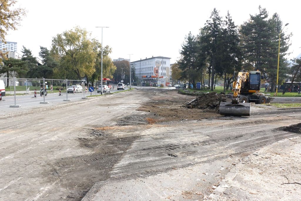 U toku radovi na izgradnji kružnog toka na Slatini, gradonačelnik Lugavić obišao lokaciju u toku radovi na izgradnji kružnog toka na slatini, gradonačelnik lugavić obišao lokaciju