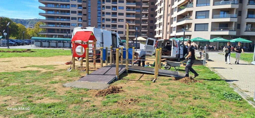 nova specijalizirana oprema postavljena na inkluzivnim dječijim igralištima u tuzli