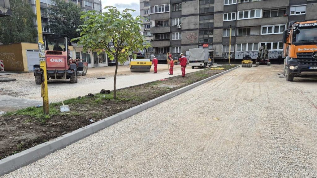 Radovi na asfaltiranju parking prostora između ulica Maršala Tita i Aleje Alije Izetbegovića u završnoj fazi radovi na asfaltiranju parking prostora između ulica maršala tita i aleje alije izetbegovića u završnoj fazi