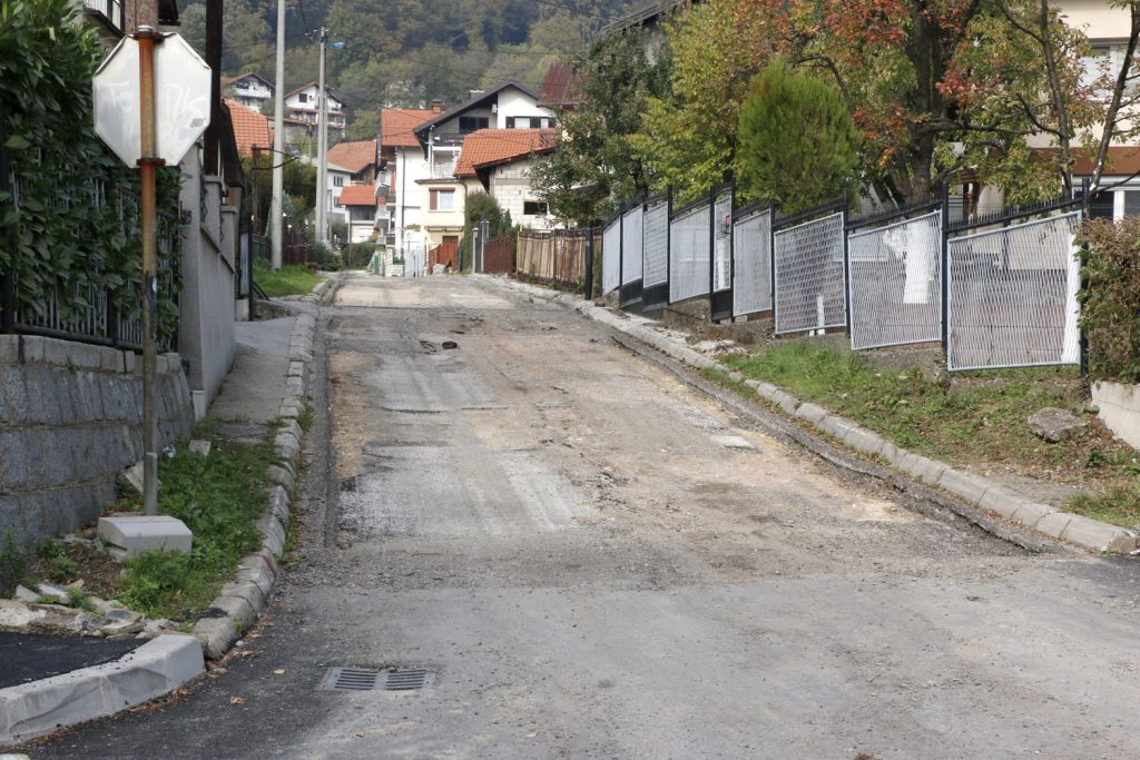 U tuzlanskom naselju Batva u toku radovi na sanaciji putne i komunalne infrastrukture u tuzlanskom naselju batva u toku radovi na sanaciji putne i komunalne infrastrukture