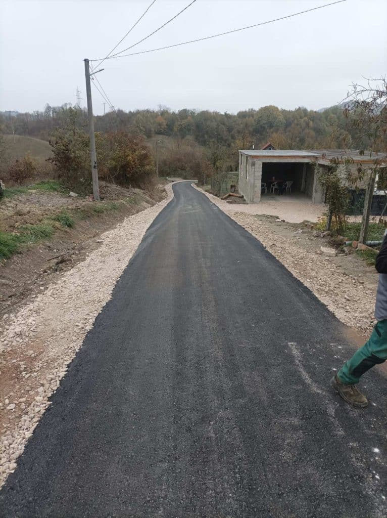 Tuzla: Okončani radovi na putnoj infrastrukturi u MZ Požarnica tuzla: okončani radovi na putnoj infrastrukturi u mz požarnica