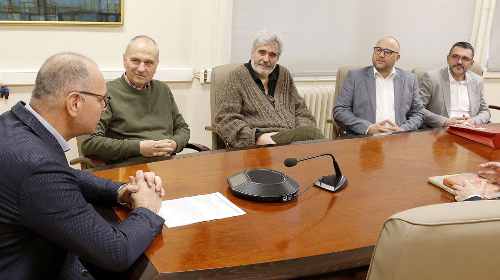 Gradonačelnik Lugavić upriličio prijem za akademika Rusmira Mahmutćehajića, autora knjige “Tajna Hasanaginice” Gradonačelnik Lugavić upriličio prijem za akademika Rusmira Mahmutćehajića, autora knjige “Tajna Hasanaginice”