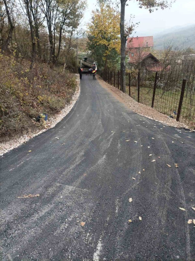 Tuzla: Okončani radovi na putnoj infrastrukturi u MZ Požarnica tuzla: okončani radovi na putnoj infrastrukturi u mz požarnica