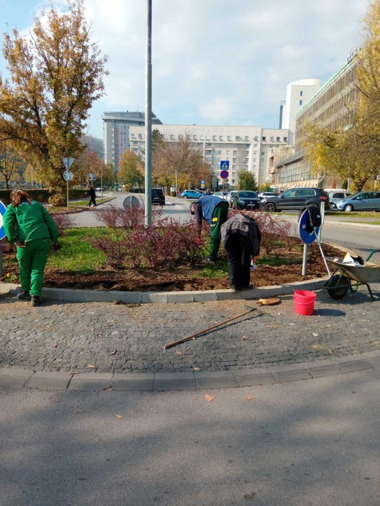 U toku radovi na jesenjem uređenju u Tuzli (Foto) u toku radovi na jesenjem uređenju u tuzli (foto)