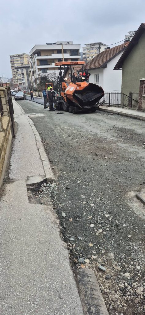 U toku radovi na saniranju puteva na više lokacija u Tuzli(FOTO) U toku radovi na saniranju puteva na više lokacija u Tuzli(FOTO)