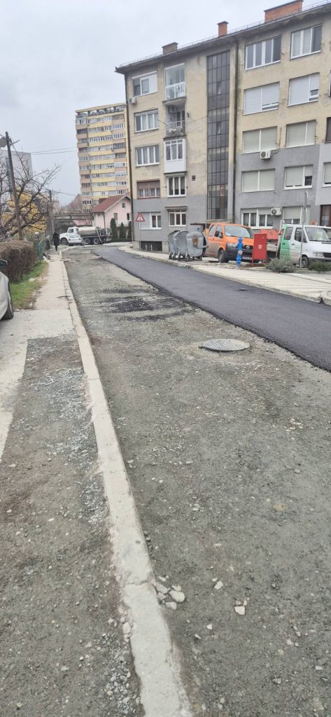 U toku radovi na saniranju puteva na više lokacija u Tuzli(FOTO) U toku radovi na saniranju puteva na više lokacija u Tuzli(FOTO)